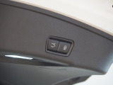 電動テールゲートはボタン1つで楽々に開閉が可能です。