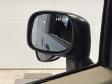 【サイドアンダーミラー】助手席側ドアミラーの下部についております。停車時・発進時などに車両左側の死角になった部分を確認するときに役立ちます。