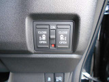 両側電動スライドドアです。運転席やキーレスから開閉が出来てとても重宝します。