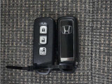 ◆スマートキー◆カギをバッグやポケットに入れたままでもドアロックの開閉ができる『スマートキー』付き!雨天や暗くなってもカギを取り出す必要がなくドアの開錠&エンジンも始動できます