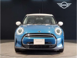 モデルが変わっても一目でMINIと分かるアイコンはそのままに、その時代に合わせた最新の技術、安全装備を搭載させております。