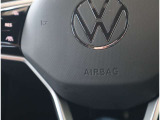 【運転席エアバッグ】 車両前方に衝撃が加わった際に、音響センサーによって瞬時に開きます。 ※シートベルト非着用の場合、本来の性能が発揮できませんので必ずシートベルトを着用しましょう。