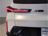 スタイリッシュに研ぎ澄まされたリアビュー。LEDライトがより引き締まったスタイルを実現。急ブレーキ時にはハザードランプ自動点灯し後続車への注意を促します。