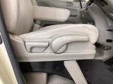 【前席】運転席にはシート高を調整できるハイトアジャスターが装備され、幅広いシートポジションの設定が可能になっております♪