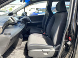 運転席周りの収納スペースも充実。小物を整理整頓し、快適なドライブをサポートします。