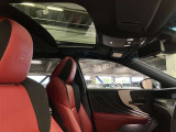 ムーンルーフが付いて明るい運転席ですよ。