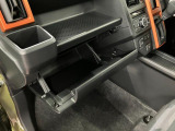 グローブボックスなどの多彩で便利な収納が設けられています。
