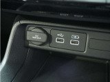◆USBチャージャー、12Vの電源ソケット◆使いやすい場所に装備されています。