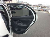 後席ドア内部の写真です。