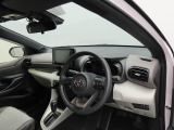 スムーズに運転操作ができるように、シート、ステアリング、シフトレバーなどを適切に配置しています。