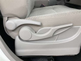 運転席シートはリクライニング機能に加えて上下にも調整可能です!