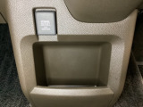 アクセサリーソケットはUSBのアダプターなどをつければ、スマホの充電にも使えます。周辺には物が置けるボックスがついています。