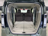 後席背もたれを倒せばちょっと大きめの荷物や長いものを積みたい時に便利です。
