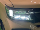 対象物が見やすく白く明るい光で夜間走行をサポートするフルLEDヘッドランプ(クリアランスランプ、マニュアルレベリング機能付き)を装備