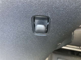 ちょっと便利なショッピンッグフックもインパネに付いてますよ☆