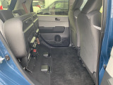 N-ONEの2列目シートは跳ね上げられます!荷室に荷物を積み込みにくいときは2列目もご活用いただける作りです!背の高い荷物を横に倒さずに置きたい場合などに有効ですよ!