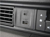 ◆USB接続端子◆スマホやiPodなどを接続して、いつもの音楽を車内でもお楽しみいただけます♪