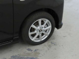 装着タイヤサイズは、155/65R14です。純正アルミホイールを装着しております。