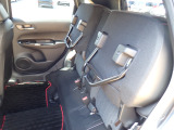 ◆チップアップ&ダイブダウン機構付【ULTR SEAT】は後席座面を左右分割で跳ね上げることができます。トランクで積載できない背の高い荷物をラクラク収納できます。ホンダ車ならではの人気装備です。