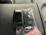 ドアの開閉時、両手が荷物で塞がっている時はキーレスでのカギの解除が大変ですよね。スマートキーはポケットやバッグに入れておけば、ノブに触れただけでロックの解除が可能です。とても便利な機能です。