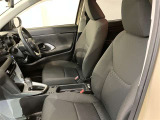 高いホールド性で運転姿勢が安定します。長距離ドライブでも疲れにくいのが魅力です。快適なドライビングライフをお送りください♪