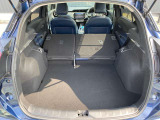 後席を倒せば大きな荷物を載せられます。