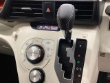 操作しやすいゲート式のフロアシフトレバーです。