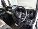 ◆視界広々で非常に運転しやすくロングドライブでも疲れを感じさせないすっきりとまとまったインパネ周りです。