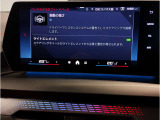 【ⅰドライブナビゲーション】文字情報も鮮明に表示する高解像度カラーディスプレイを採用。視認性に優れた地図デザインと特徴的な建造物を目印にした描写表示で現在位置を把握できます。地図データの更新も可能です