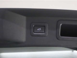 パワーリフトゲートなのでボタン一つでトランクが開け閉めできます。また、運転席と鍵にも開閉スイッチがついております。