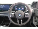 BMWのステアリングのリムは、一般的なものより少し太めにデザインされています。 これはタイヤやステアリングシャフトなどを介して伝わる路面からの入力を、しっかりと把握するためです。
