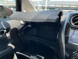 『助手席アッパーボックス』。いろんなものが収納出来ます。