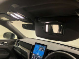 運転席・助手席のバイザーにはバニティミラーが付いております