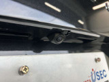 車庫入れもお任せのバックカメラが付いて、後方確認もラクラク♪安全に車庫入れも可能です。便利な機能ですが、バックカメラを過信せず、目視もお忘れなく。