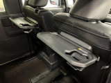 【格納式シートバックテーブル(運転席/助手席)】 物が落ちにくいふち高テーブルはタブレットが立てかけられ、お子さま用のマグカップや500mlの紙パックが入るカップホルダーも備えています。