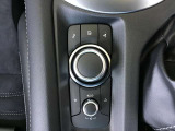 コマンダーコントロール。スイッチを探すことなく自然に手を下した位置に配置。手元を見ることなく、各種操作が行えます。