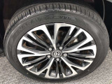 【純正アルミホイール】です!車両デザインに合わせてホイールをデザインしているため、見た目にもカッコイイアルミホイール♪洗車もラクチンで錆びません。