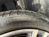 純正18インチアルミホイール。リアは225/40R18