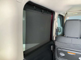 ロール式シェードが出てきます!車内の温度を安定して保てます♪強い日差しもシャツトダウンしてくれます☆