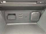USB Type A、AUX、 シガーソケットがご利用いただけます。