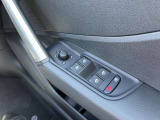 ミラーヒーター、ミラー格納、ミラー調整スイッチ、窓の開閉操作。Audiでは触感開発チームがあり、クリック感は操作する喜びを感じていただけます。