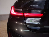 BMWのテールランプはプレスラインへと続く形状のため、統一感のある綺麗なラインを演出しております。