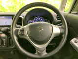 しっかりと握りやすい設計で、快適なドライビングポジションを演出。操作もスムーズで、運転をより楽しめます。