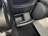 【リア足元】リアエアコン送風口があり、USB-Cの電源ソケットも装備しているため快適なドライブをお楽しみいただけます。