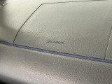 【助手席エアバッグ】SRSエアバッグとはシートベルトの働きを補助して衝突した時に乗員の衝撃を軽減するシートベルト併用式エアバッグ。前面衝突時に瞬時に膨らみ、頭部と胸部の衝撃を軽減します。