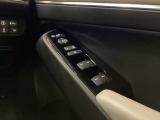 運転席ドアには、ドアミラーの角度調整スイッチとパワーウインドウスイッチを配置。手元で直感的に操作でき、運転中の使い勝手を高めています。