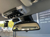 ルームランプスイッチ付近にSOSコールを装備。エアバックが展開する事故などのときには、車台番号、GPSの位置情報、乗車人数(シートベルト装着数)をMINIのサポートセンターへ通報します。