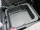 助手席下にも収納ボックスが装備されております☆出し入れのあるレジャー用品等の収納にぴったり!!