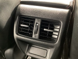 後部座席にもエアコンの吹き出し口があるので車内全体を快適に過ごすことができます。
