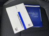 メンテナンスノート、取扱説明書ですね。 車の情報が凝縮されています。 車の整備記録が記載されている大事な物ですよ。